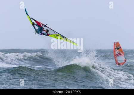 Westerland, Deutschland. 28 Sep, 2019. Henri Kolberg aus Schuby in Schleswig-Holstein (Deutschland) springt bei einem Wettbewerb. Die besten Windsurfer der Welt treffen vom 27.09.2019 bis 06.10.2019 für die 36 Weltcup vor der Nordseeinsel Sylt. Credit: Frank Molter/dpa/Alamy leben Nachrichten Stockfoto