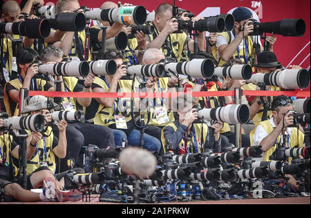 Doha, Katar. 28 Sep, 2019. Athletik, Weltmeisterschaft, Wm, Khalifa International Stadium: Fotografen haben die 100 m der Frauen im Blick. Quelle: Michael Kappeler/dpa/Alamy leben Nachrichten Stockfoto