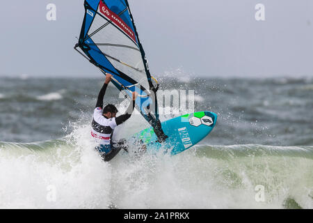 Westerland, Deutschland. 28 Sep, 2019. Ross Williams aus Großbritannien surft auf einer Welle. Die besten Windsurfer der Welt treffen vom 27.09.2019 bis 06.10.2019 für die 36 Weltcup vor der Nordseeinsel Sylt. Credit: Frank Molter/dpa/Alamy leben Nachrichten Stockfoto