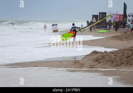 Westerland, Deutschland. 28 Sep, 2019. Ein Teilnehmer, der mit dem Material auf den Strand von Westerland. Die besten Windsurfer der Welt treffen vom 27.09.2019 bis 06.10.2019 für die 36 Weltcup vor der Nordseeinsel Sylt. Credit: Frank Molter/dpa/Alamy leben Nachrichten Stockfoto