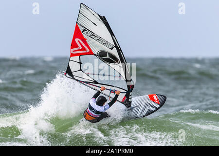 Westerland, Deutschland. 28 Sep, 2019. Lina Erpenstein aus Deutschland (Kiel) surft auf einer Welle. Die besten Windsurfer der Welt treffen vom 27.09.2019 bis 06.10.2019 für die 36 Weltcup vor der Nordseeinsel Sylt. Credit: Frank Molter/dpa/Alamy leben Nachrichten Stockfoto