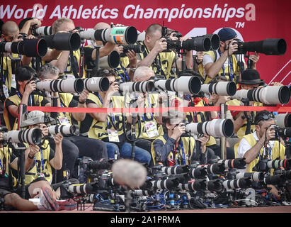 Doha, Katar. 28 Sep, 2019. Athletik, Weltmeisterschaft, Wm, Khalifa International Stadium: Fotografen haben die 100 m der Frauen im Blick. Quelle: Michael Kappeler/dpa/Alamy leben Nachrichten Stockfoto