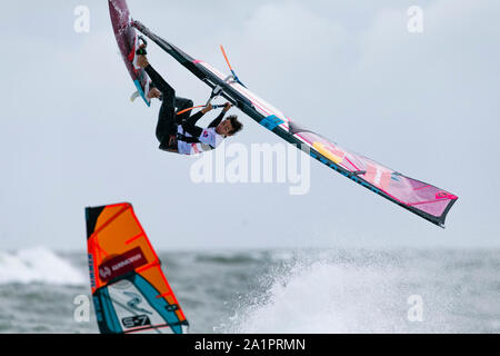 Westerland, Deutschland. 28 Sep, 2019. Arthur Arutkin aus Frankreich springt bei einem Wettbewerb. Die besten Windsurfer der Welt treffen vom 27.09.2019 bis 06.10.2019 für die 36 Weltcup vor der Nordseeinsel Sylt. Credit: Frank Molter/dpa/Alamy leben Nachrichten Stockfoto