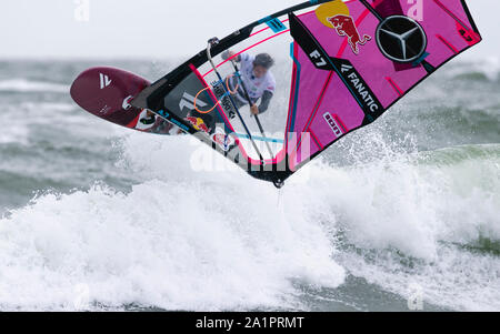 Westerland, Deutschland. 28 Sep, 2019. Arthur Arutkin aus Frankreich springt bei einem Wettbewerb. Die besten Windsurfer der Welt treffen vom 27.09.2019 bis 06.10.2019 für die 36 Weltcup vor der Nordseeinsel Sylt. Credit: Frank Molter/dpa/Alamy leben Nachrichten Stockfoto