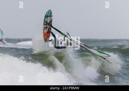 Westerland, Deutschland. 28 Sep, 2019. Maciek Rutowski aus Polen springt bei einem Wettbewerb. Die besten Windsurfer der Welt treffen vom 27.09.2019 bis 06.10.2019 für die 36 Weltcup vor der Nordseeinsel Sylt. Credit: Frank Molter/dpa/Alamy leben Nachrichten Stockfoto