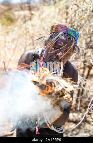 Lake Eyasi, Tansania, 11. September 2019: hadzabe Mann aus Feuer Stockfoto