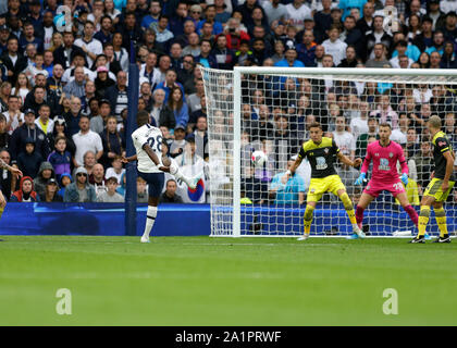 Tottenham Hotspur Stadion, London, UK. 28 Sep, 2019. Fußball der englischen Premier League, Tottenham Hotspur gegen Southampton; Tanguy Ndombele von Tottenham Hotspur schießt und Kerben seine Seiten 1 Tor in der 23. Minute es 1-0-streng Redaktionelle nur Gebrauch zu machen. Keine Verwendung mit nicht autorisierten Audio-, Video-, Daten-, Spielpläne, Verein/liga Logos oder "live" Dienstleistungen. On-line-in-Match mit 120 Bildern beschränkt, kein Video-Emulation. Keine Verwendung in Wetten, Spiele oder einzelne Verein/Liga/player Publikationen Quelle: Aktion plus Sport/Alamy leben Nachrichten Stockfoto