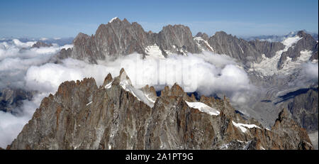 Alpine Landschaft Panorama über den Wolken. Die französischen Alpen mit Aiguille Verte und Les Droites. Mont Blanc Massiv in der Nähe von Chamonix, Haute-Savoie, Frankreich. Stockfoto