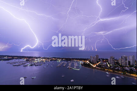 Gewitter über Hollindale Park, Gold Coast, Australien Stockfoto