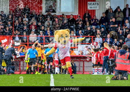 Stevenage, Großbritannien. 28 Sep, 2019. Die Stevanage Maskottchen führt die Teams zu Beginn der EFL Sky Bet Liga 2 Übereinstimmung zwischen Stevenage und Cambridge United am Lamex Stadion, Stevenage, England am 28. September 2019. Foto von Phil Hutchinson. Nur die redaktionelle Nutzung, eine Lizenz für die gewerbliche Nutzung erforderlich. Keine Verwendung in Wetten, Spiele oder einer einzelnen Verein/Liga/player Publikationen. Credit: UK Sport Pics Ltd/Alamy leben Nachrichten Stockfoto