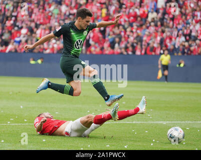 Mainz, Deutschland. 28 Sep, 2019. Fussball: Bundesliga, FSV Mainz 05 - VfL Wolfsburg, 6. Spieltag im Opel Arena. Josip Brekalo aus Wolfsburg (oben) im Duell mit Daniel Brosinski aus Mainz. Foto: Frank Rumpenhorst/dpa - WICHTIGER HINWEIS: In Übereinstimmung mit den Anforderungen der DFL Deutsche Fußball Liga oder der DFB Deutscher Fußball-Bund ist es untersagt, zu verwenden oder verwendet Fotos im Stadion und/oder das Spiel in Form von Bildern und/oder Videos - wie Foto Sequenzen getroffen haben./dpa/Alamy leben Nachrichten Stockfoto