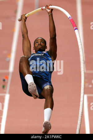 Frankreich Renaud Lavillenie konkurriert in der Männer Stabhochsprung bei Tag zwei Der IAAF Weltmeisterschaften am Khalifa International Stadium, Doha, Katar. Stockfoto