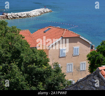 Altes Haus mit einem Ziegeldach an der Küste in Montenegro Stockfoto