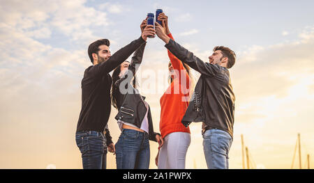 Gruppe von Freunden Toasten mit Bier am Abend im Freien. Junge Menschen, die Spaß trinken alkoholische Getränke. Stockfoto