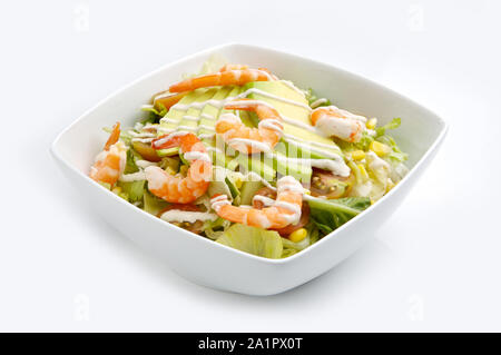 Salat mit Garnelen und Avocado, in weiße Schüssel serviert. Stockfoto