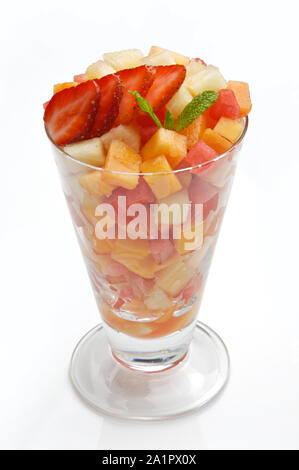Tropischer Obstsalat serviert im Glas Schale Stockfoto