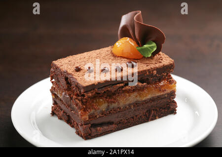 Die Sachertorte Sachertorte, in Deutscher Sprache, ist eine typische österreichische Schokolade Kuchen, bestehend aus zwei dicken Platten von Schokolade Biskuit und Butter separ Stockfoto