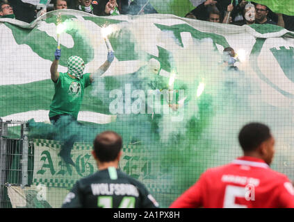 Mainz, Deutschland. 28 Sep, 2019. Fussball: Bundesliga, FSV Mainz 05 - VfL Wolfsburg, 6. Spieltag im Opel Arena. Wolfsburg fans Bengalos zünden und damit eine späte Kick-sicher aus. Foto: Frank Rumpenhorst/dpa - WICHTIGER HINWEIS: In Übereinstimmung mit den Anforderungen der DFL Deutsche Fußball Liga oder der DFB Deutscher Fußball-Bund ist es untersagt, zu verwenden oder verwendet Fotos im Stadion und/oder das Spiel in Form von Bildern und/oder Videos - wie Foto Sequenzen getroffen haben./dpa/Alamy leben Nachrichten Stockfoto