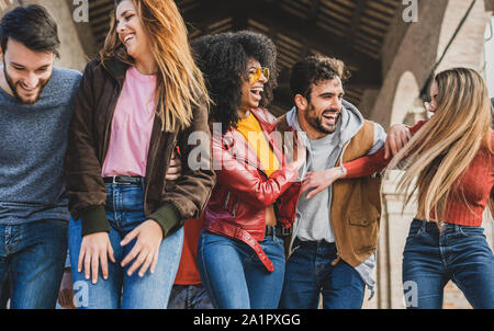 Multiethnische Gruppe von millennials Spaß zu Fuß in der Stadt in den Morgen. Stockfoto