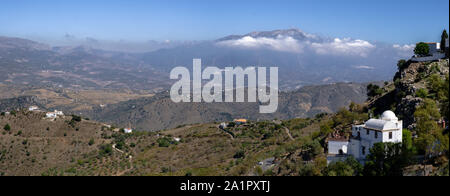 Panoramablick auf den Maroma und die Axarquia Landschaft von Comares, Axarquia, Malaga, Andalusien, Costa del Sol, Spanien Stockfoto