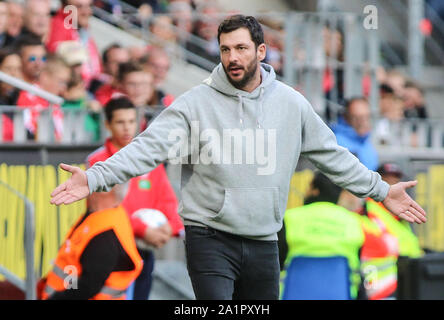 Mainz, Deutschland. 28 Sep, 2019. Fussball: Bundesliga, FSV Mainz 05 - VfL Wolfsburg, 6. Spieltag im Opel Arena. Trainer Sandro Schwarz von Mainz an der Seitenlinie. Foto: Frank Rumpenhorst/dpa - WICHTIGER HINWEIS: In Übereinstimmung mit den Anforderungen der DFL Deutsche Fußball Liga oder der DFB Deutscher Fußball-Bund ist es untersagt, zu verwenden oder verwendet Fotos im Stadion und/oder das Spiel in Form von Bildern und/oder Videos - wie Foto Sequenzen getroffen haben./dpa/Alamy leben Nachrichten Stockfoto