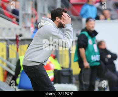 Mainz, Deutschland. 28 Sep, 2019. Fussball: Bundesliga, FSV Mainz 05 - VfL Wolfsburg, 6. Spieltag im Opel Arena. Trainer Sandro Schwarz von Mainz an der Seitenlinie. Foto: Frank Rumpenhorst/dpa - WICHTIGER HINWEIS: In Übereinstimmung mit den Anforderungen der DFL Deutsche Fußball Liga oder der DFB Deutscher Fußball-Bund ist es untersagt, zu verwenden oder verwendet Fotos im Stadion und/oder das Spiel in Form von Bildern und/oder Videos - wie Foto Sequenzen getroffen haben./dpa/Alamy leben Nachrichten Stockfoto