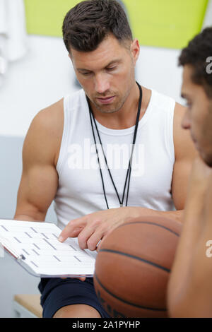 Ein Trainer mit einem Klemmbrett Stockfoto