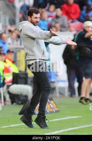 Mainz, Deutschland. 28 Sep, 2019. Fussball: Bundesliga, FSV Mainz 05 - VfL Wolfsburg, 6. Spieltag im Opel Arena. Trainer Sandro Schwarz von Mainz an der Seitenlinie. Foto: Frank Rumpenhorst/dpa - WICHTIGER HINWEIS: In Übereinstimmung mit den Anforderungen der DFL Deutsche Fußball Liga oder der DFB Deutscher Fußball-Bund ist es untersagt, zu verwenden oder verwendet Fotos im Stadion und/oder das Spiel in Form von Bildern und/oder Videos - wie Foto Sequenzen getroffen haben./dpa/Alamy leben Nachrichten Stockfoto