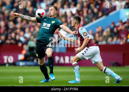 Burnley ist Ashley Barnes (links) und Aston Villa Frederic Guilbert Kampf um den Ball während der Premier League Match in der Villa Park, Birmingham. Stockfoto