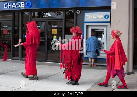 Aussterben Rebellion Klima Aktivisten führen zu einem Sterben in Chase Bank in Eugene, Oregon, USA. Stockfoto