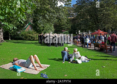 Die Princes Street Gardens West, Edinburgh, Schottland, Großbritannien. 28. September 2019. Nach einem kühlen Start in den Morgen Wetter aufgewärmt, ein männlicher Sonnenanbeter sind nicht durch den Fels Chor gestört Erscheinen unterhalten, eine Menge von Touristen und Einwohner, die in den Gärten, plus Touristen genießen die Ross Brunnen und das Edinburgh Castle vom West End Gärten angesehen. Credit: Bogen Weiß/Alamy Leben Nachrichten. Stockfoto