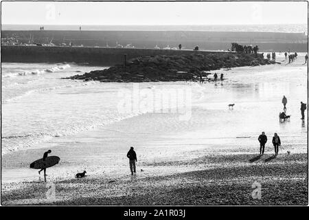 Leben am Strand in Lyme Regist (schwarz und weiß) Stockfoto