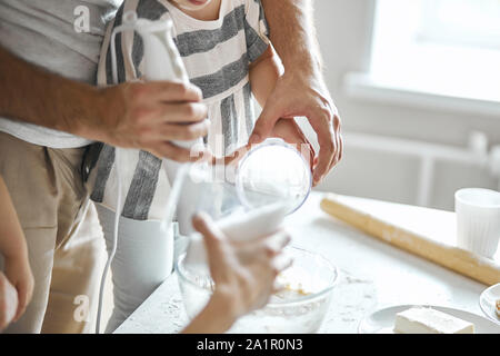 Familie zusammen in der Küche arbeiten. Nahaufnahme 7/8 Foto. Stockfoto