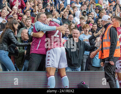 Villa Park, Birmingham, Midlands, UK. 28 Sep, 2019. Fußball der englischen Premier League, Aston Villa gegen Burnley; Anwar El Ghazi von Aston Villa feiert durch umarmen Unterstützer in der steht nach dem Scoring eine Kerbe in der 33. Minute 1-0-Streng redaktionelle Verwendung. Keine Verwendung mit nicht autorisierten Audio-, Video-, Daten-, Spielpläne, Verein/liga Logos oder "live" Dienstleistungen. On-line-in-Match mit 120 Bildern beschränkt, kein Video-Emulation. Keine Verwendung in Wetten, Spiele oder einzelne Verein/Liga/player Publikationen Quelle: Aktion plus Sport/Alamy leben Nachrichten Stockfoto