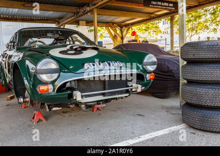 1964 Sunbeam Lister Tiger in der Koppel, der für die RAC-TT Feier Rennen auf dem 2019 Goodwood Revival, Sussex, UK vorbereitet. Stockfoto