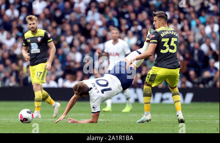 Tottenham Hotspur ist Harry Kane geht unter der Herausforderung von Southampton Jan Bednarek während der Premier League Match an der Tottenham Hotspur Stadium, London. Stockfoto