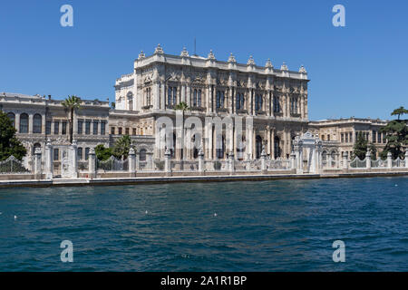 ISTANBUL, Türkei - 26 Juli, 2019: Blick vom Bosporus zu Dolmabahce Palast Istanbul, Türkei Stockfoto