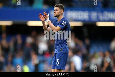 Chelseas Jorginho begrüßt die Fans nach dem letzten Spiel in der Premier League an der Stamford Bridge, London pfiff. Stockfoto