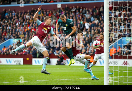 Burnley ist Chris Holz Kerben zweiten Ziel seiner Seite des Spiels während der Premier League Match in der Villa Park, Birmingham. Stockfoto