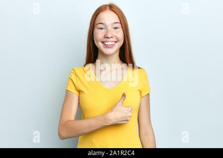 Junge positive Frau geben einen Daumen nach oben Geste auf weißem Hintergrund, guter Job, Glück, Körpersprache. nach oben Porträt schließen Stockfoto