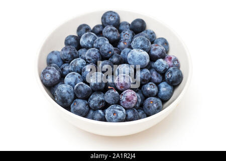 Frisch Blaubeeren bereit zu essen oder in der Küche verwenden, auf weißem Hintergrund ausgewählt Stockfoto