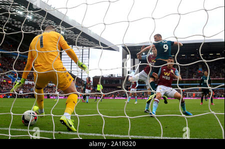 Burnley ist Chris Holz Kerben zweiten Ziel seiner Seite des Spiels während der Premier League Match in der Villa Park, Birmingham. Stockfoto