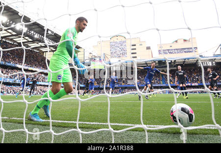 Chelseas Jorginho (Mitte) feiert ersten Ziel seiner Seite des Spiels zählen vom Elfmeterpunkt in der Premier League an der Stamford Bridge, London. Stockfoto