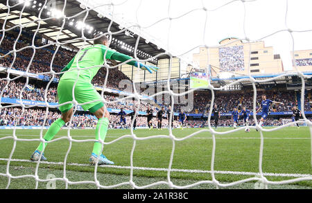 Chelseas Jorginho Kerben erste Ziel seiner Seite des Spiels vom Elfmeterpunkt in der Premier League an der Stamford Bridge, London. Stockfoto