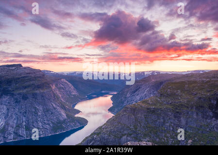 02/09-17, Trolltunga, Norwegen. Blick aus dem allgemeinen Bereich der Trolltunga bei einem Sonnenuntergang. Der See ist Ringrdalsvatnet genannt und ist das wichtigste Reservoir Stockfoto