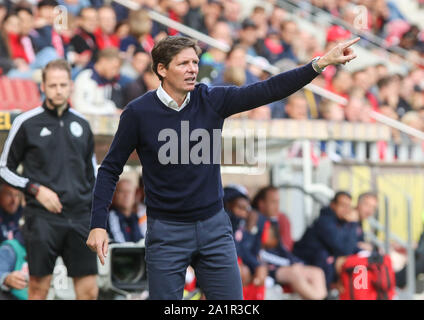 Mainz, Deutschland. 28 Sep, 2019. Fussball: Bundesliga, FSV Mainz 05 - VfL Wolfsburg, 6. Spieltag im Opel Arena. Trainer Oliver Glasner aus Wolfsburg am Spielfeldrand. Foto: Frank Rumpenhorst/dpa - WICHTIGER HINWEIS: In Übereinstimmung mit den Anforderungen der DFL Deutsche Fußball Liga oder der DFB Deutscher Fußball-Bund ist es untersagt, zu verwenden oder verwendet Fotos im Stadion und/oder das Spiel in Form von Bildern und/oder Videos - wie Foto Sequenzen getroffen haben./dpa/Alamy leben Nachrichten Stockfoto