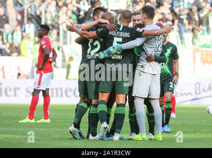 Mainz, Deutschland. 28 Sep, 2019. Fussball: Bundesliga, FSV Mainz 05 - VfL Wolfsburg, 6. Spieltag im Opel Arena. Wolfsburg Spieler jubeln nach dem 1:0 Auswärtssieg. Auf der linken Seite der Mainzer Taiwo Awoniyi. Foto: Frank Rumpenhorst/dpa - WICHTIGER HINWEIS: In Übereinstimmung mit den Anforderungen der DFL Deutsche Fußball Liga oder der DFB Deutscher Fußball-Bund ist es untersagt, zu verwenden oder verwendet Fotos im Stadion und/oder das Spiel in Form von Bildern und/oder Videos - wie Foto Sequenzen getroffen haben./dpa/Alamy leben Nachrichten Stockfoto