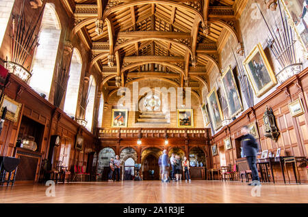 Lange Belichtung des Inneren des Königs Hall von Bamburgh Castle in Northumberland, Großbritannien am 23. September 2019 Stockfoto