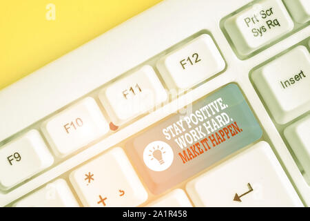 Konzeptionelle Handschrift zeigt Positive arbeiten hart um Sie geschehen. Konzept sinn Inspiration Motivation Haltung Weiß pc-Tastatur mit Hinweis pa Stockfoto