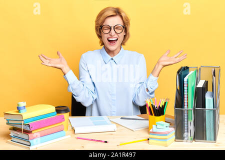 Crazy lustig Frau nervös schreien während sie am Tisch sitzen, Sekretärin ihre Arbeit und ihr Chef hasst, negative Gefühle und Emotionen, Student nicht prep Stockfoto